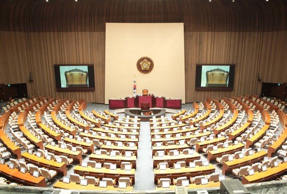 [칼럼] 국회의원 개혁, 평균 가구 소득 수준의 급여로 특권을 축소해야 한다 기사 이미지