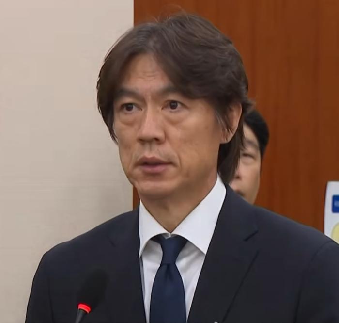 국회는 왜 축구감독을 소환하는가 — 홍명보 청문회, 정치의 자기 확장에 대하여