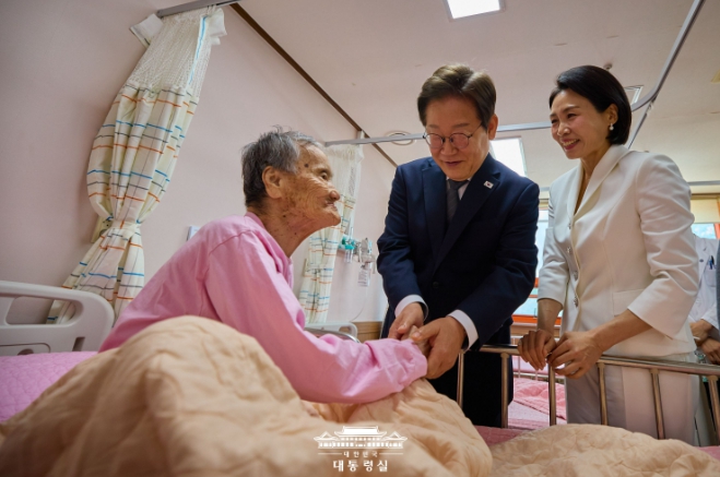 이재명 대통령, 소록도 첫 방문…“존엄 지킨 삶에 경의를 표합니다” 기사 이미지